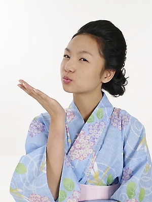 포토 JPG 스튜디오촬영 모델 여자 아시아 외국문화 포즈 일본문화 실내 표정 한명 누끼 사람 동양인 상반신 세로 일본 전통의상 기모노 여자만 여자한명만 국내포토 1 동양문화 전통 나라 문화 인종 내부 일본전통의상 파일형식