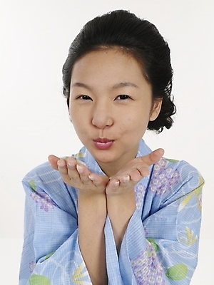 포토 JPG 스튜디오촬영 모델 여자 아시아 외국문화 포즈 일본문화 실내 표정 한명 누끼 사람 동양인 상반신 세로 일본 전통의상 기모노 여자만 여자한명만 국내포토 1 동양문화 전통 나라 문화 인종 내부 일본전통의상 파일형식