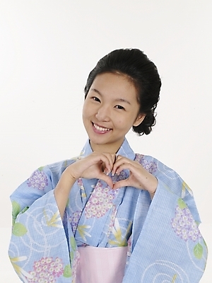 포토 JPG 스튜디오촬영 모델 여자 아시아 외국문화 포즈 일본문화 실내 표정 한명 누끼 사람 동양인 상반신 세로 일본 전통의상 기모노 여자만 여자한명만 국내포토 1 동양문화 전통 나라 문화 인종 내부 일본전통의상 파일형식