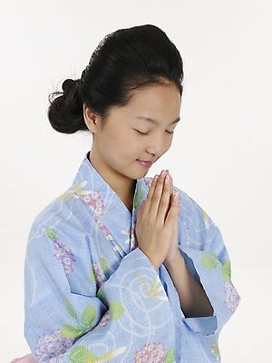 포토 JPG 스튜디오촬영 모델 여자 아시아 외국문화 포즈 일본문화 실내 표정 한명 누끼 사람 동양인 상반신 세로 일본 기도 전통의상 기모노 여자만 여자한명만 국내포토 1 동양문화 전통 나라 문화 인종 내부 일본전통의상 파일형식