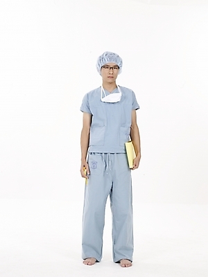 포토 JPG 스튜디오촬영 전신 직업 남자 안경 포즈 의학 실내 마스크 한명 누끼 사람 20대 성인 치료 세로 노란색 한국인 의료진 의사 수술복 서류판 남자만 남자한명만 성인남자만 청년만 청년남자만 청년남자한명만 성인한명만 성인남자한명만 성인만 국내포토 1 잡화 컬러 동양인 청년 내부 사무용품 가운 파일형식