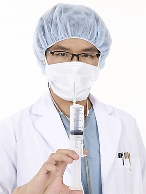 포토 JPG 스튜디오촬영 직업 남자 안경 포즈 의학 의료기기 실내 주사기 마스크 한명 사람 상반신 20대 성인 치료 세로 한국인 의료진 의사 가운 의사가운 수술복 남자만 남자한명만 성인남자만 청년만 청년남자만 청년남자한명만 성인한명만 성인남자한명만 성인만 국내포토 1 잡화 옷 동양인 청년 내부 파일형식