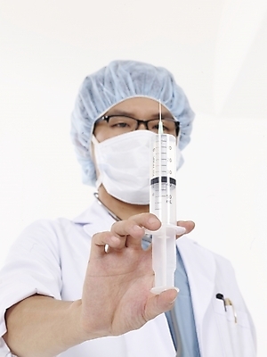 포토 JPG 스튜디오촬영 직업 남자 안경 포즈 의학 의료기기 실내 주사기 마스크 한명 사람 상반신 20대 성인 치료 세로 한국인 의료진 의사 가운 의사가운 수술복 남자만 남자한명만 성인남자만 청년만 청년남자만 청년남자한명만 성인한명만 성인남자한명만 성인만 국내포토 1 잡화 옷 동양인 청년 내부 파일형식