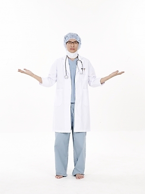 포토 JPG 스튜디오촬영 전신 직업 남자 포즈 의학 청진기 의료기기 실내 한명 누끼 사람 20대 성인 치료 세로 한국인 의료진 의사 가운 의사가운 수술복 남자만 남자한명만 성인남자만 청년만 청년남자만 청년남자한명만 성인한명만 성인남자한명만 성인만 국내포토 1 옷 동양인 청년 내부 파일형식