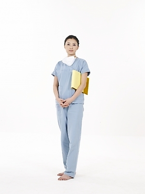 포토 JPG 스튜디오촬영 전신 직업 여자 포즈 의학 실내 마스크 한명 누끼 사람 20대 성인 치료 세로 노란색 한국인 의료진 의사 수술복 서류판 여자만 여자한명만 성인여자만 청년만 청년여자만 성인한명만 청년여자한명만 성인여자한명만 성인만 국내포토 1 컬러 동양인 청년 내부 사무용품 가운 파일형식