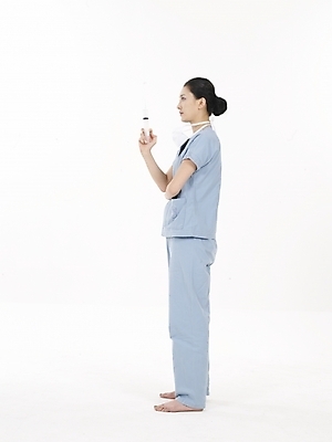 포토 JPG 스튜디오촬영 전신 직업 여자 포즈 의학 의료기기 실내 주사기 마스크 한명 누끼 사람 20대 성인 치료 세로 한국인 의료진 의사 수술복 여자만 여자한명만 성인여자만 청년만 청년여자만 성인한명만 청년여자한명만 성인여자한명만 성인만 국내포토 1 동양인 청년 내부 가운 파일형식