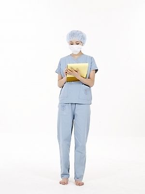 포토 JPG 스튜디오촬영 전신 직업 여자 포즈 의학 실내 마스크 한명 누끼 사람 동양인 20대 성인 치료 세로 노란색 한국인 의료진 의사 수술복 서류판 여자만 여자한명만 성인여자만 청년만 청년여자만 성인한명만 청년여자한명만 성인여자한명만 성인만 국내포토 1 컬러 인종 청년 내부 사무용품 가운 파일형식