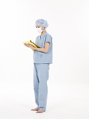 포토 JPG 스튜디오촬영 전신 직업 여자 포즈 의학 실내 마스크 한명 누끼 사람 동양인 20대 성인 치료 세로 노란색 한국인 의료진 의사 수술복 서류판 여자만 여자한명만 성인여자만 청년만 청년여자만 성인한명만 청년여자한명만 성인여자한명만 성인만 국내포토 1 컬러 인종 청년 내부 사무용품 가운 파일형식