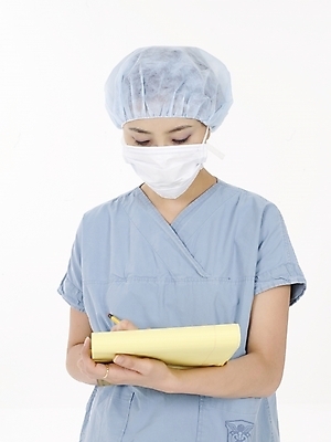 포토 JPG 스튜디오촬영 직업 여자 포즈 의학 실내 마스크 한명 누끼 사람 동양인 상반신 20대 성인 치료 세로 노란색 한국인 의료진 의사 수술복 서류판 여자만 여자한명만 성인여자만 청년만 청년여자만 성인한명만 청년여자한명만 성인여자한명만 성인만 국내포토 1 컬러 인종 청년 내부 사무용품 가운 파일형식