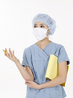 포토 JPG 스튜디오촬영 직업 여자 포즈 의학 실내 마스크 한명 누끼 사람 동양인 상반신 20대 성인 치료 세로 노란색 한국인 의료진 의사 수술복 서류판 여자만 여자한명만 성인여자만 청년만 청년여자만 성인한명만 청년여자한명만 성인여자한명만 성인만 국내포토 1 컬러 인종 청년 내부 사무용품 가운 파일형식