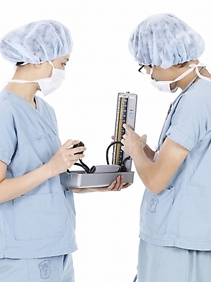 포토 JPG 스튜디오촬영 직업 여자 남자 포즈 의학 의료기기 실내 마스크 사람 동양인 상반신 20대 성인 두명 치료 세로 한국인 의료진 의사 수술복 혈압계 청년만 성인만 국내포토 인종 청년 내부 가운 혈압 파일형식