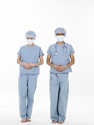 포토 JPG 스튜디오촬영 전신 직업 여자 남자 안경 포즈 의학 청진기 의료기기 실내 마스크 누끼 사람 동양인 20대 성인 두명 치료 세로 한국인 의료진 의사 수술복 청년만 성인만 국내포토 잡화 인종 청년 내부 가운 파일형식