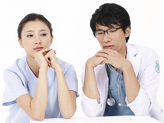 포토 JPG 스튜디오촬영 직업 여자 남자 안경 포즈 의학 청진기 의료기기 실내 누끼 사람 동양인 상반신 20대 성인 두명 치료 가로 한국인 간호사 의료진 의사 가운 의사가운 청년만 성인만 국내포토 잡화 옷 인종 청년 내부 파일형식