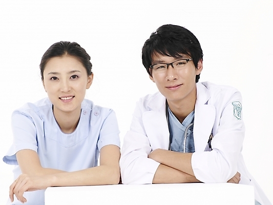 포토 JPG 스튜디오촬영 직업 여자 남자 안경 포즈 의학 청진기 의료기기 실내 누끼 사람 동양인 상반신 20대 성인 두명 치료 가로 한국인 간호사 의료진 의사 가운 의사가운 청년만 성인만 국내포토 잡화 옷 인종 청년 내부 파일형식