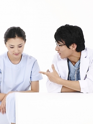 포토 JPG 스튜디오촬영 직업 여자 남자 포즈 의학 청진기 의료기기 실내 사람 동양인 상반신 20대 성인 두명 치료 세로 한국인 간호사 의료진 의사 가운 의사가운 청년만 성인만 국내포토 옷 인종 청년 내부 파일형식