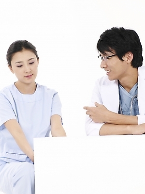 포토 JPG 스튜디오촬영 직업 여자 남자 포즈 의학 청진기 의료기기 실내 사람 동양인 상반신 20대 성인 두명 치료 세로 한국인 간호사 의료진 의사 가운 의사가운 청년만 성인만 국내포토 옷 인종 청년 내부 파일형식