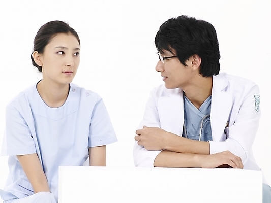 포토 JPG 스튜디오촬영 직업 여자 남자 포즈 의학 청진기 의료기기 실내 누끼 사람 동양인 상반신 20대 성인 두명 치료 가로 한국인 간호사 의료진 의사 가운 의사가운 청년만 성인만 국내포토 옷 인종 청년 내부 파일형식