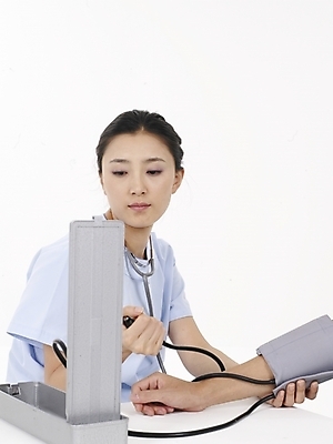 포토 JPG 스튜디오촬영 직업 여자 포즈 의학 청진기 의료기기 실내 한명 사람 동양인 상반신 20대 성인 치료 세로 한국인 간호사 의료진 혈압계 여자만 여자한명만 성인여자만 청년만 청년여자만 성인한명만 청년여자한명만 성인여자한명만 성인만 국내포토 1 인종 청년 내부 혈압 파일형식