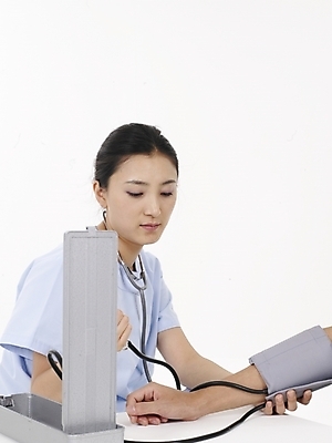 포토 JPG 스튜디오촬영 직업 여자 포즈 의학 청진기 의료기기 실내 한명 사람 동양인 상반신 20대 성인 치료 세로 한국인 간호사 의료진 혈압계 여자만 여자한명만 성인여자만 청년만 청년여자만 성인한명만 청년여자한명만 성인여자한명만 성인만 국내포토 1 인종 청년 내부 혈압 파일형식