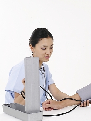 포토 JPG 스튜디오촬영 직업 여자 포즈 의학 청진기 의료기기 실내 한명 사람 동양인 상반신 20대 성인 치료 세로 한국인 간호사 의료진 혈압계 여자만 여자한명만 성인여자만 청년만 청년여자만 성인한명만 청년여자한명만 성인여자한명만 성인만 국내포토 1 인종 청년 내부 혈압 파일형식