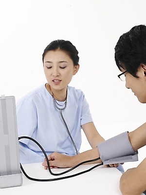 포토 JPG 스튜디오촬영 직업 여자 남자 포즈 의학 청진기 의료기기 실내 사람 동양인 상반신 20대 성인 두명 치료 세로 한국인 환자 간호사 의료진 혈압계 청년만 성인만 국내포토 인종 청년 내부 혈압 파일형식