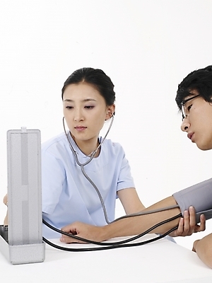 포토 JPG 스튜디오촬영 직업 여자 남자 포즈 의학 청진기 의료기기 실내 사람 동양인 상반신 20대 성인 두명 치료 세로 한국인 환자 간호사 의료진 혈압계 청년만 성인만 국내포토 인종 청년 내부 혈압 파일형식