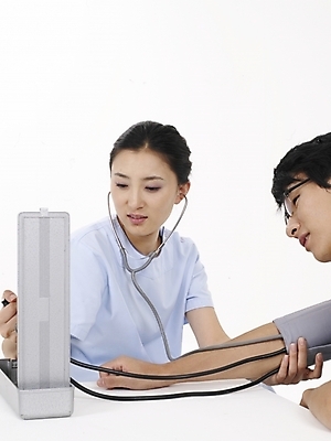 포토 JPG 스튜디오촬영 직업 여자 남자 포즈 의학 청진기 의료기기 실내 사람 동양인 상반신 20대 성인 두명 치료 세로 한국인 간호사 의료진 혈압계 청년만 성인만 국내포토 인종 청년 내부 혈압 파일형식