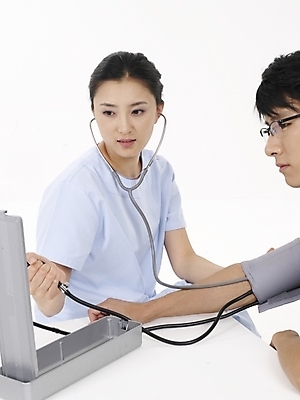 포토 JPG 스튜디오촬영 직업 여자 남자 포즈 의학 청진기 의료기기 실내 사람 동양인 상반신 20대 성인 두명 치료 세로 한국인 환자 간호사 의료진 혈압계 청년만 성인만 국내포토 인종 청년 내부 혈압 파일형식