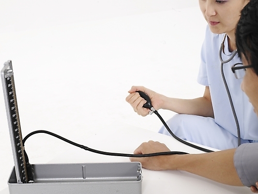 포토 JPG 스튜디오촬영 직업 여자 남자 포즈 의학 의료기기 실내 사람 동양인 근접촬영 상반신 20대 성인 두명 치료 가로 간호사 의료진 혈압계 청년만 성인만 국내포토 뷰포인트 인종 청년 내부 혈압 파일형식