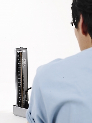 포토 JPG 스튜디오촬영 직업 남자 포즈 의학 의료기기 실내 한명 사람 동양인 근접촬영 상반신 20대 성인 뒷모습 치료 세로 간호사 의료진 혈압계 남자만 남자한명만 성인남자만 청년만 청년남자만 청년남자한명만 성인한명만 성인남자한명만 성인만 국내포토 1 뷰포인트 인종 청년 내부 혈압 파일형식