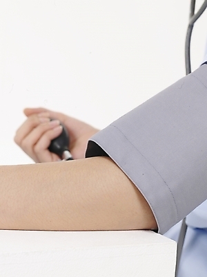 포토 JPG 스튜디오촬영 직업 포즈 의학 의료기기 실내 동양인 근접촬영 20대 성인 신체부위 치료 세로 간호사 의료진 팔 혈압계 청년만 성인만 국내포토 뷰포인트 사람 인종 청년 내부 혈압 파일형식