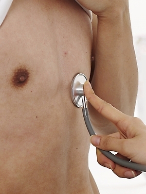 포토 JPG 스튜디오촬영 직업 손 포즈 의학 청진기 의료기기 실내 동양인 근접촬영 상반신 20대 성인 두명 신체부위 치료 세로 의료진 가슴 청년만 성인만 국내포토 뷰포인트 사람 인종 청년 내부 파일형식