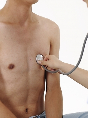 포토 JPG 스튜디오촬영 직업 손 포즈 의학 청진기 의료기기 실내 동양인 근접촬영 상반신 20대 성인 두명 신체부위 치료 세로 의료진 가슴 청년만 성인만 국내포토 뷰포인트 사람 인종 청년 내부 파일형식