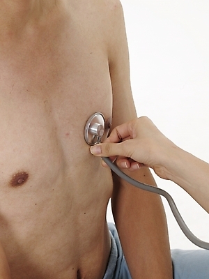 포토 JPG 스튜디오촬영 직업 손 포즈 의학 청진기 의료기기 실내 동양인 근접촬영 상반신 20대 성인 두명 신체부위 치료 세로 의료진 가슴 청년만 성인만 국내포토 뷰포인트 사람 인종 청년 내부 파일형식