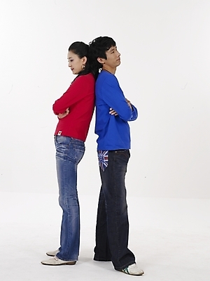 포토 JPG 스튜디오촬영 전신 모델 부부 커플 여자 남자 포즈 신혼부부 실내 누끼 사람 동양인 20대 성인 두명 빨간색 파란색 한국인 청년만 성인만 국내포토 컬러 관계 인종 청년 내부 신혼 파일형식