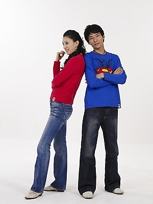 포토 JPG 스튜디오촬영 전신 모델 부부 커플 여자 남자 포즈 신혼부부 실내 누끼 사람 동양인 20대 성인 두명 빨간색 파란색 한국인 청년만 성인만 국내포토 컬러 관계 인종 청년 내부 신혼 파일형식