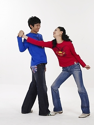 포토 JPG 스튜디오촬영 전신 모델 부부 커플 여자 남자 포즈 신혼부부 실내 누끼 사람 동양인 20대 성인 두명 빨간색 파란색 한국인 청년만 성인만 국내포토 컬러 관계 인종 청년 내부 신혼 파일형식