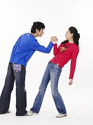 포토 JPG 스튜디오촬영 전신 모델 부부 커플 여자 남자 포즈 신혼부부 실내 사람 동양인 20대 성인 두명 빨간색 파란색 한국인 청년만 성인만 국내포토 컬러 관계 인종 청년 내부 신혼 파일형식