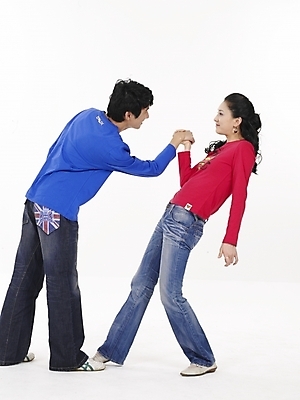 포토 JPG 스튜디오촬영 전신 모델 부부 커플 여자 남자 포즈 신혼부부 실내 사람 동양인 20대 성인 두명 빨간색 파란색 손잡기 한국인 청년만 성인만 국내포토 컬러 관계 모션 인종 청년 내부 신혼 파일형식