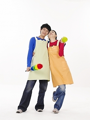 포토 JPG 스튜디오촬영 전신 모델 부부 커플 여자 남자 포즈 신혼부부 슬리퍼 실내 누끼 사람 동양인 20대 성인 두명 빨간색 파란색 앞치마 한국인 청바지 먼지떨이 청소도구 분무기 청년만 성인만 국내포토 컬러 신발 바지 관계 인종 청년 내부 도구 청소 신혼 파일형식