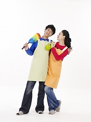 포토 JPG 스튜디오촬영 전신 모델 부부 커플 여자 남자 포즈 신혼부부 슬리퍼 실내 누끼 사람 동양인 20대 성인 두명 빨간색 파란색 앞치마 한국인 청바지 먼지떨이 청소도구 분무기 청년만 성인만 국내포토 컬러 신발 바지 관계 인종 청년 내부 도구 청소 신혼 파일형식