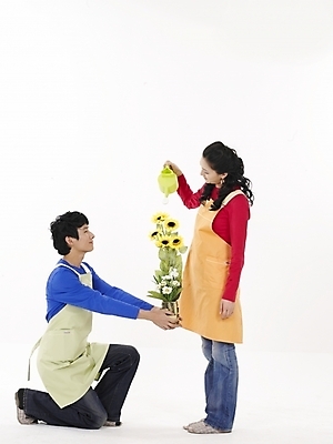 포토 JPG 스튜디오촬영 전신 모델 부부 커플 여자 남자 꽃 화분 포즈 신혼부부 슬리퍼 실내 누끼 사람 동양인 20대 성인 두명 빨간색 파란색 앞치마 물뿌리개 한국인 청바지 청년만 성인만 국내포토 식물 컬러 신발 바지 관계 인종 청년 내부 신혼 파일형식