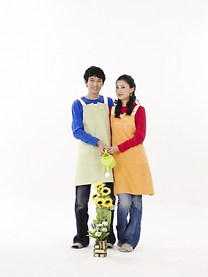 포토 JPG 스튜디오촬영 전신 모델 부부 커플 여자 남자 꽃 화분 포즈 신혼부부 슬리퍼 실내 누끼 사람 동양인 20대 성인 두명 빨간색 파란색 앞치마 물뿌리개 한국인 청바지 청년만 성인만 국내포토 식물 컬러 신발 바지 관계 인종 청년 내부 신혼 파일형식