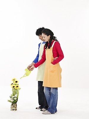 포토 JPG 스튜디오촬영 전신 모델 부부 커플 여자 남자 꽃 화분 포즈 신혼부부 슬리퍼 실내 누끼 사람 동양인 20대 성인 두명 빨간색 파란색 앞치마 물뿌리개 한국인 청바지 청년만 성인만 국내포토 식물 컬러 신발 바지 관계 인종 청년 내부 신혼 파일형식