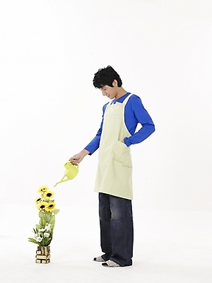 포토 JPG 스튜디오촬영 전신 모델 남자 꽃 화분 포즈 슬리퍼 실내 한명 누끼 사람 동양인 20대 성인 앞치마 물뿌리개 한국인 청바지 남자만 남자한명만 성인남자만 청년만 청년남자만 청년남자한명만 성인한명만 성인남자한명만 성인만 국내포토 식물 1 신발 바지 인종 청년 내부 파일형식
