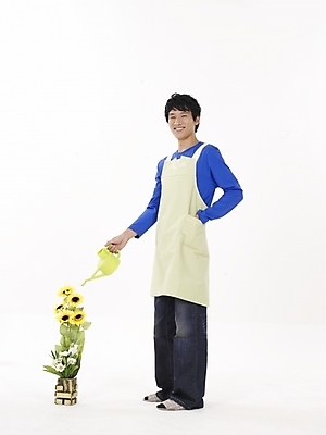 포토 JPG 스튜디오촬영 전신 모델 남자 꽃 화분 포즈 슬리퍼 실내 한명 누끼 사람 동양인 20대 성인 앞치마 물뿌리개 한국인 청바지 남자만 남자한명만 성인남자만 청년만 청년남자만 청년남자한명만 성인한명만 성인남자한명만 성인만 국내포토 식물 1 신발 바지 인종 청년 내부 파일형식