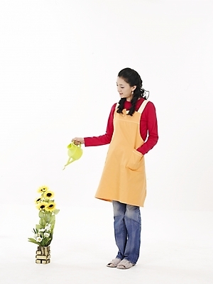 포토 JPG 스튜디오촬영 전신 모델 여자 꽃 화분 포즈 슬리퍼 실내 한명 누끼 사람 동양인 20대 성인 앞치마 물뿌리개 한국인 청바지 여자만 여자한명만 성인여자만 청년만 청년여자만 성인한명만 청년여자한명만 성인여자한명만 성인만 국내포토 식물 1 신발 바지 인종 청년 내부 파일형식