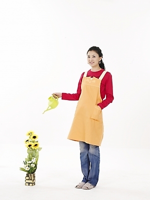 포토 JPG 스튜디오촬영 전신 모델 여자 꽃 화분 포즈 해바라기 슬리퍼 실내 한명 누끼 사람 동양인 20대 성인 앞치마 물뿌리개 한국인 청바지 여자만 여자한명만 성인여자만 청년만 청년여자만 성인한명만 청년여자한명만 성인여자한명만 성인만 국내포토 식물 1 신발 바지 인종 청년 내부 파일형식