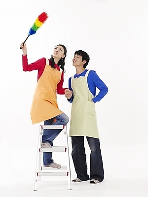 포토 JPG 스튜디오촬영 전신 모델 부부 커플 여자 남자 포즈 사다리 신혼부부 슬리퍼 실내 누끼 사람 동양인 20대 성인 두명 빨간색 파란색 앞치마 한국인 청바지 먼지떨이 청소도구 청년만 성인만 국내포토 컬러 신발 바지 관계 인종 청년 내부 도구 청소 신혼 파일형식