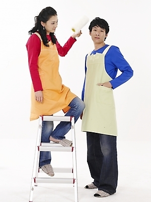 포토 JPG 스튜디오촬영 전신 모델 부부 커플 여자 남자 포즈 사다리 신혼부부 슬리퍼 실내 누끼 사람 동양인 20대 성인 두명 빨간색 파란색 앞치마 한국인 청바지 페인트붓 청년만 성인만 국내포토 컬러 신발 바지 관계 인종 청년 내부 도구 붓 신혼 파일형식